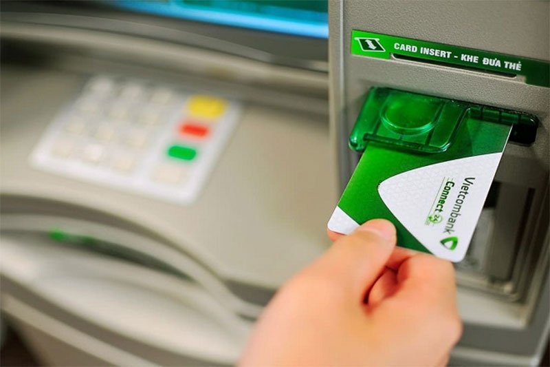 rút tiền mặt thẻ tín dụng qua cây ATM